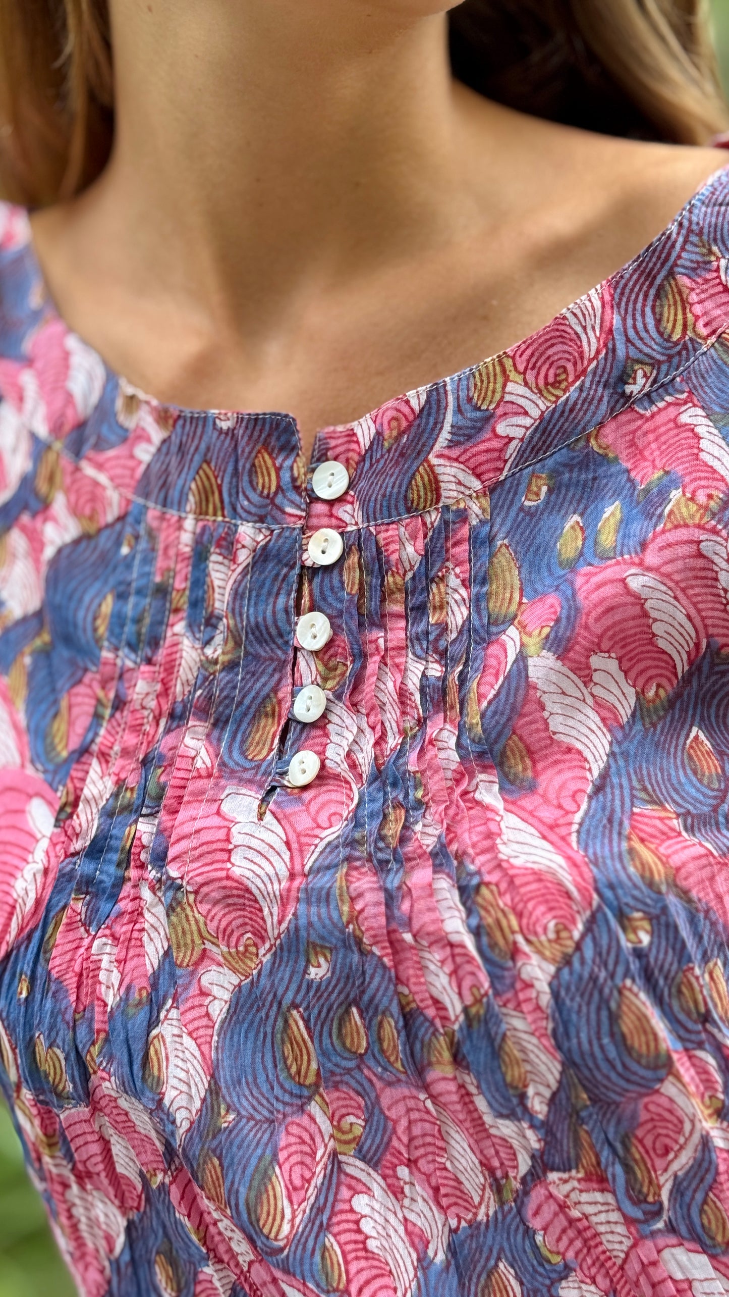 Camicia in Cotone Indiano Block Print – Bianca con Fiori Rosa e Foglie Blu, Maniche Corte