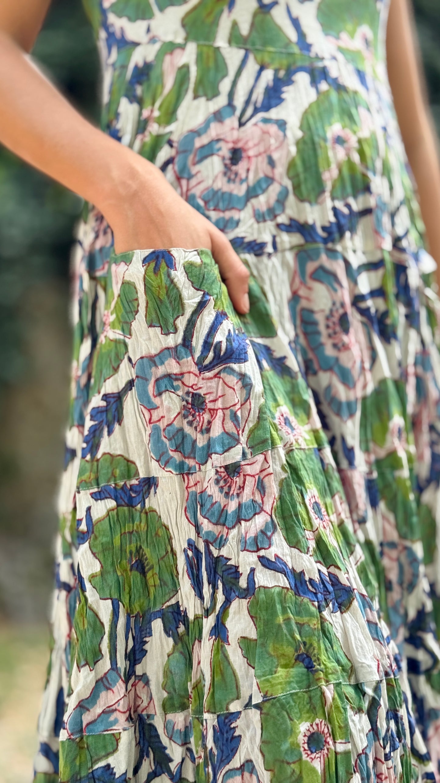 Abito Lungo in Cotone Indiano Block Print – Bianco con Fiori Blu e Foglie Verdi, Smanicato, Taglia Unica