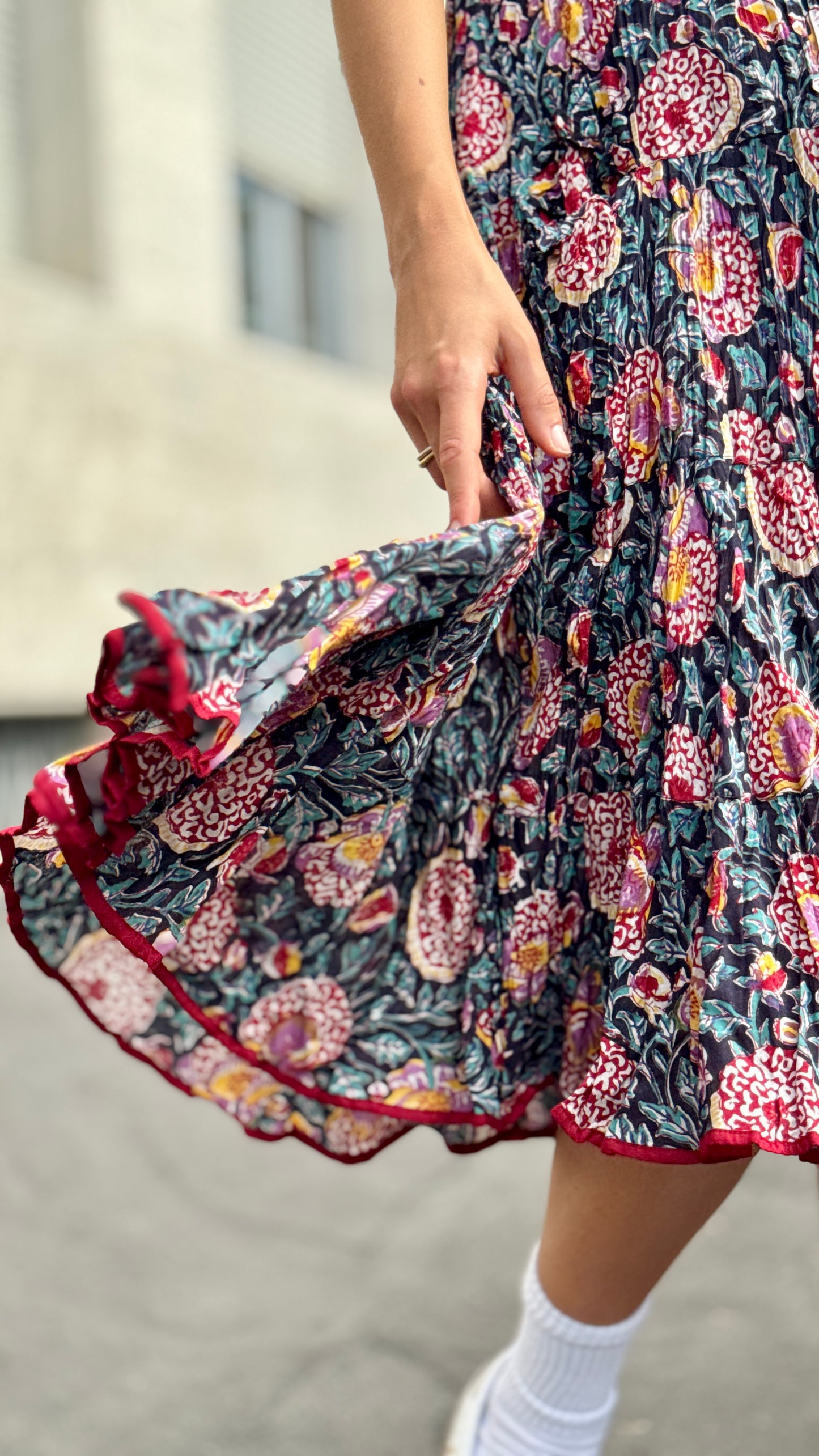 Abito Lungo in Cotone Indiano Block Print – Nero con Fiori Rossi e Gialli, Smanicato, Taglia Unica