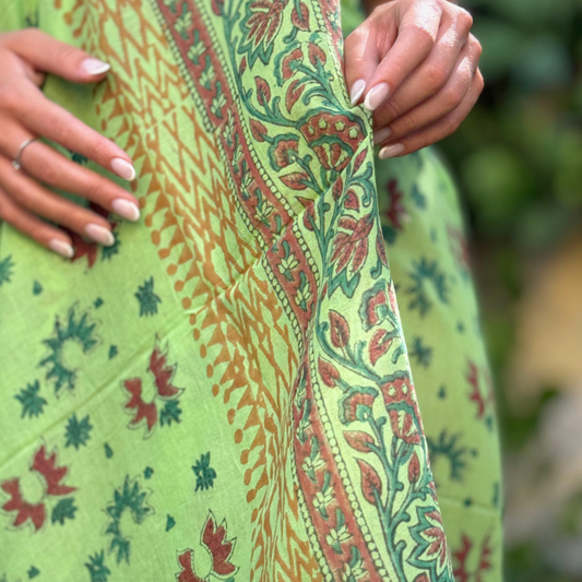 Pareo Sarong in Cotone Voile Indiano – Stampa Orientale Rossa e Blu su Verde