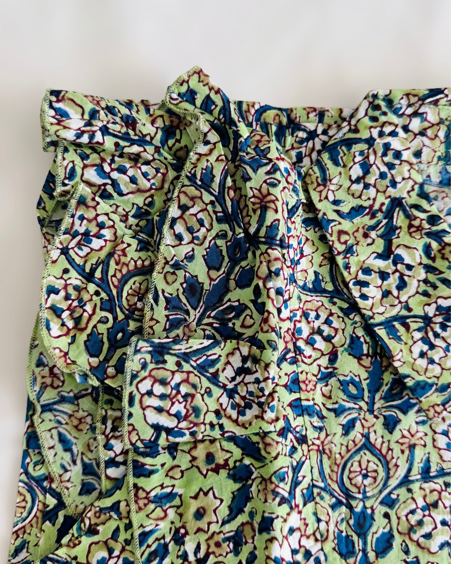 Camicia donna smanicata in cotone indiano con volant e stampa floreale verde block print, dettaglio coulisse in vita.