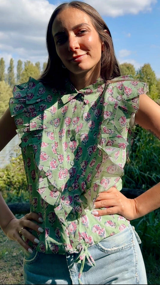 Camicia smanicata da donna in cotone indiano verde con stampa floreale block print, volant frontali e coulisse in vita.
