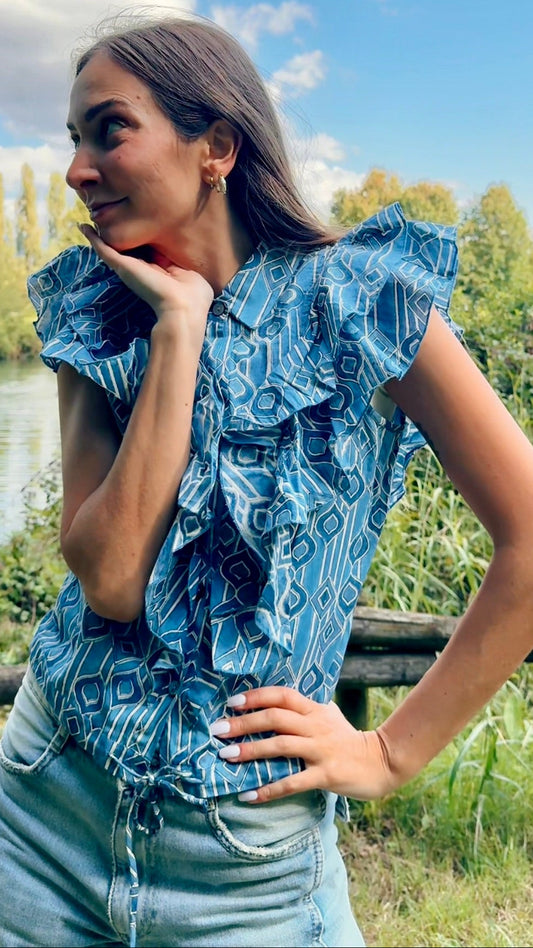 Camicia smanicata da donna in cotone bianco e blu indaco con stampa geometrica block print, volant decorativi e coulisse.