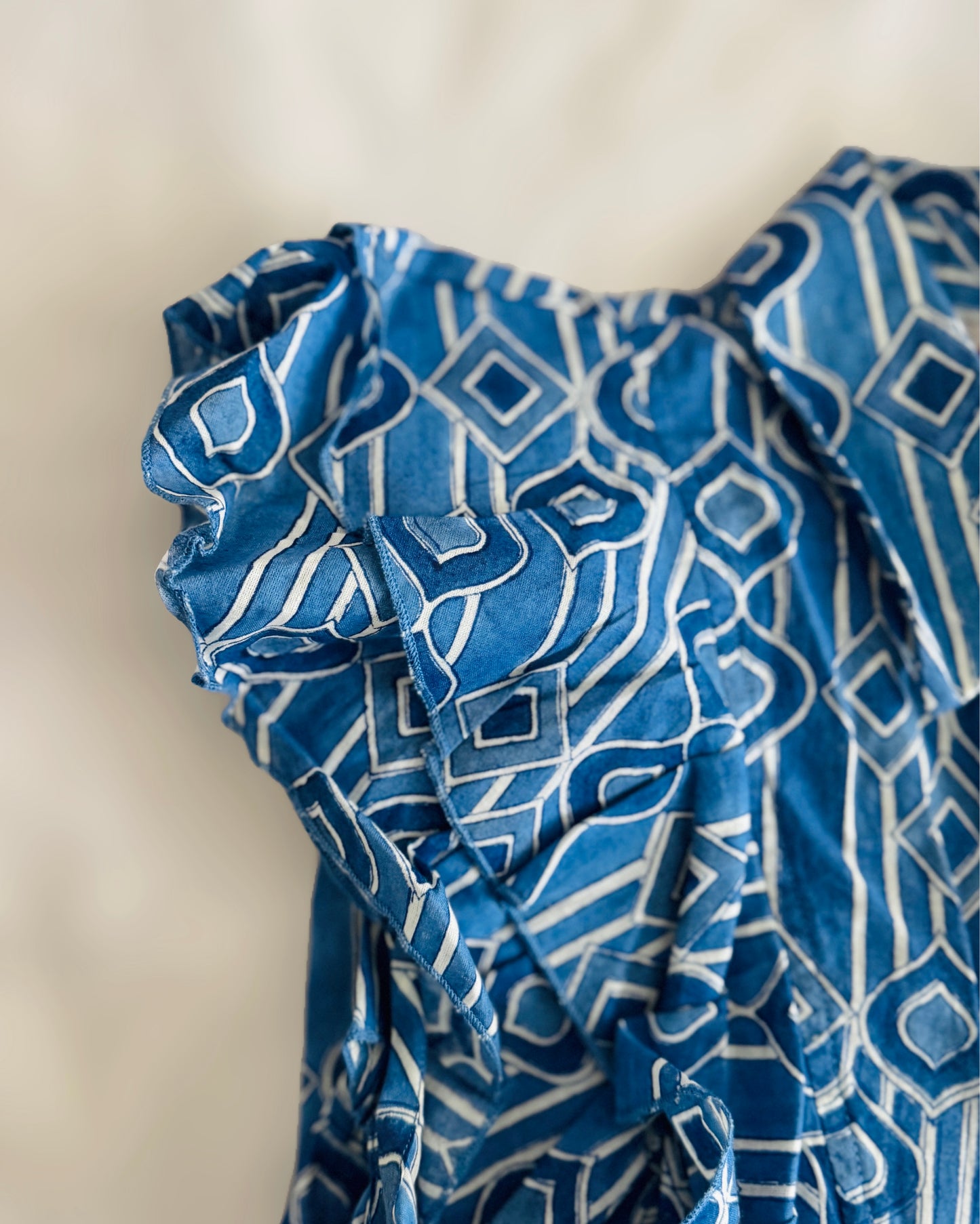 Camicia smanicata da donna in cotone bianco e blu indaco con stampa geometrica block print, volant decorativi e coulisse.