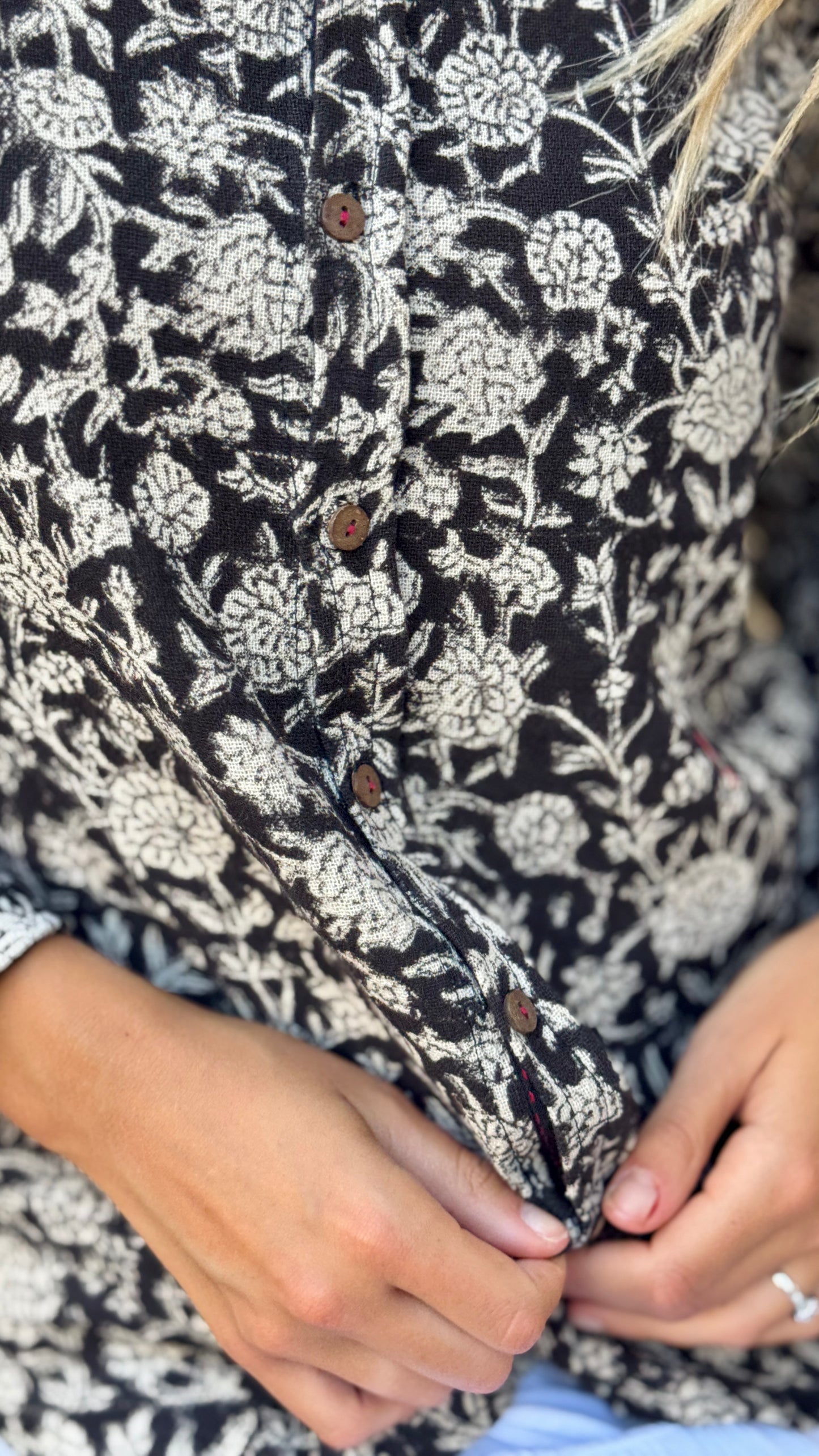 Camicia Donna in Cotone Khadi Block Print – Beige e Nera, Maniche Lunghe, Bottoni in Legno