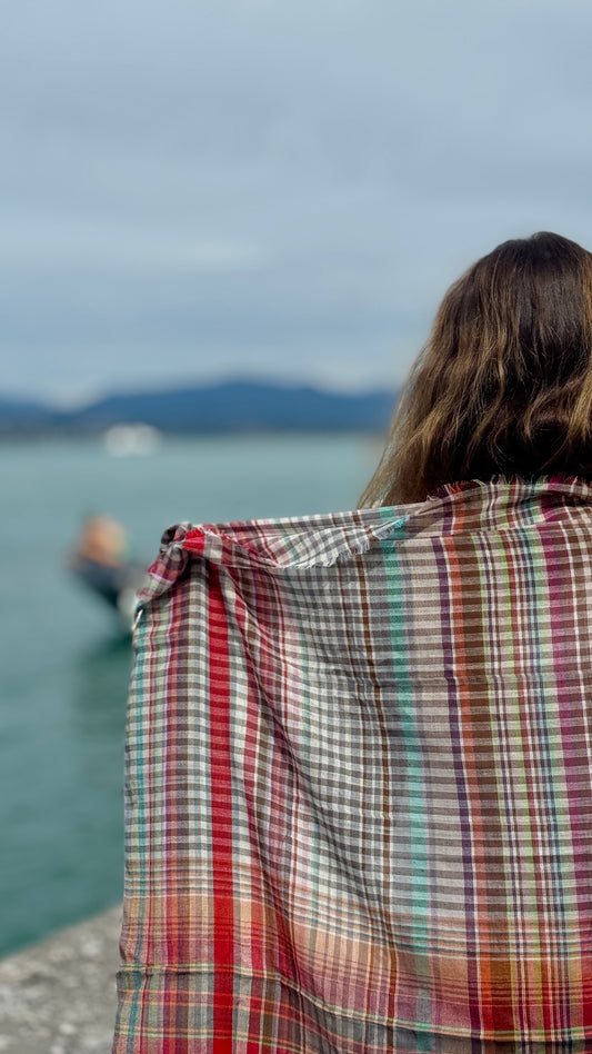 Sciarpa in cotone multicolore realizzata a mano, leggera sciarpa da viaggio a quadri, morbido scialle in cotone intrecciato, accessorio casual da indossare a strati, regalo per lei