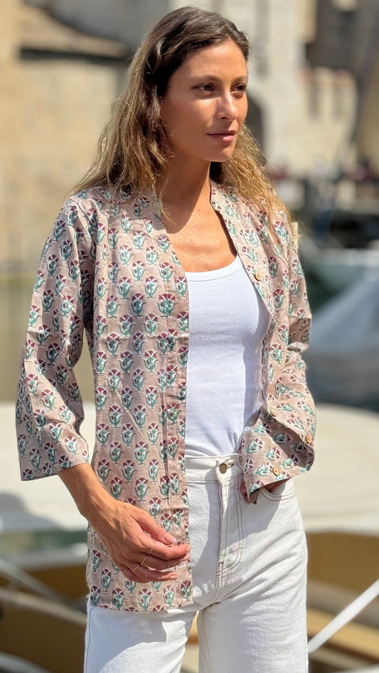 Camicia Donna in Cotone Indiano Block Print – Beige con Fantasia Floreale, Maniche 3/4, Colletto a V, Bottoni in Legno