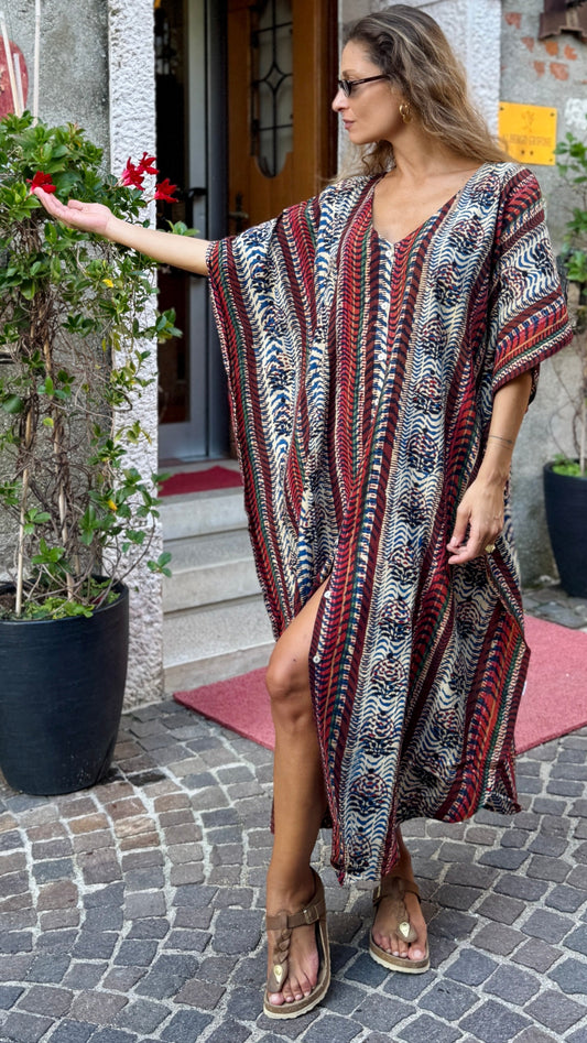 Caftano in cotone indiano stampato a mano con tecnica Block print, diesegno della stampa geometrico Rajasthan style, colori beige, rosso, blu e nero