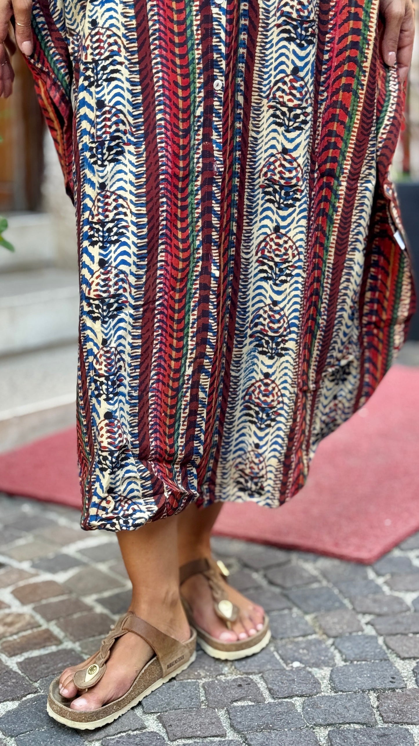 Caftano in cotone indiano stampato a mano con tecnica Block print, diesegno della stampa geometrico Rajasthan style, colori beige, rosso, blu e nero