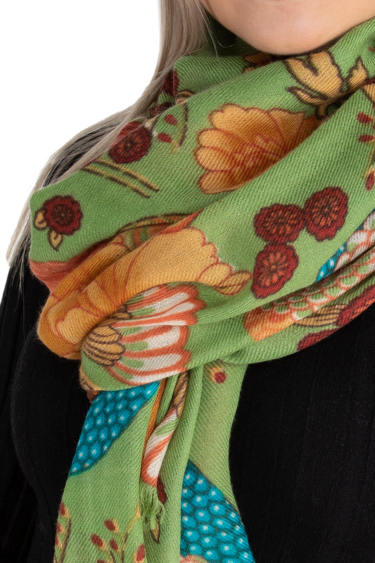 Sciarpa di pura lana morbida artigianale di colore verde con disegno floreale