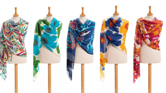 Sciarpe in cotone stampate a mano in colori vivaci, drappeggiate su cinque manichini