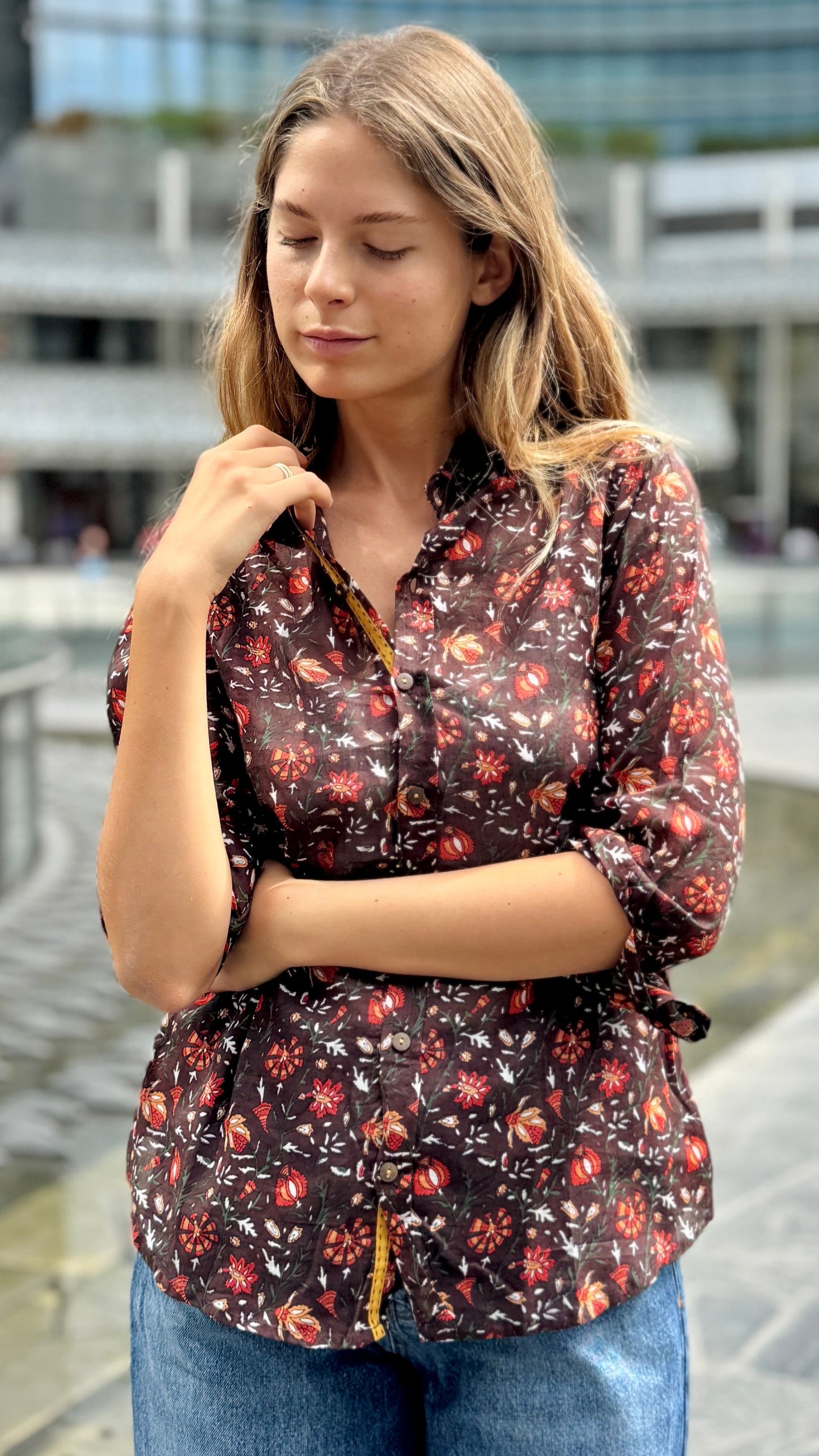 Camicia Donna in Cotone Indiano Block Print – Marrone con Fantasia Floreale, Maniche Lunghe, Bottoni in Legno