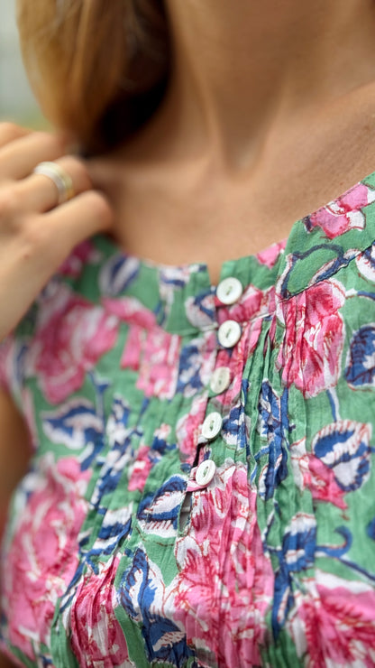 Camicia in Cotone Indiano Block Print – Verde con Fiori Blu e Rosa, Maniche Corte