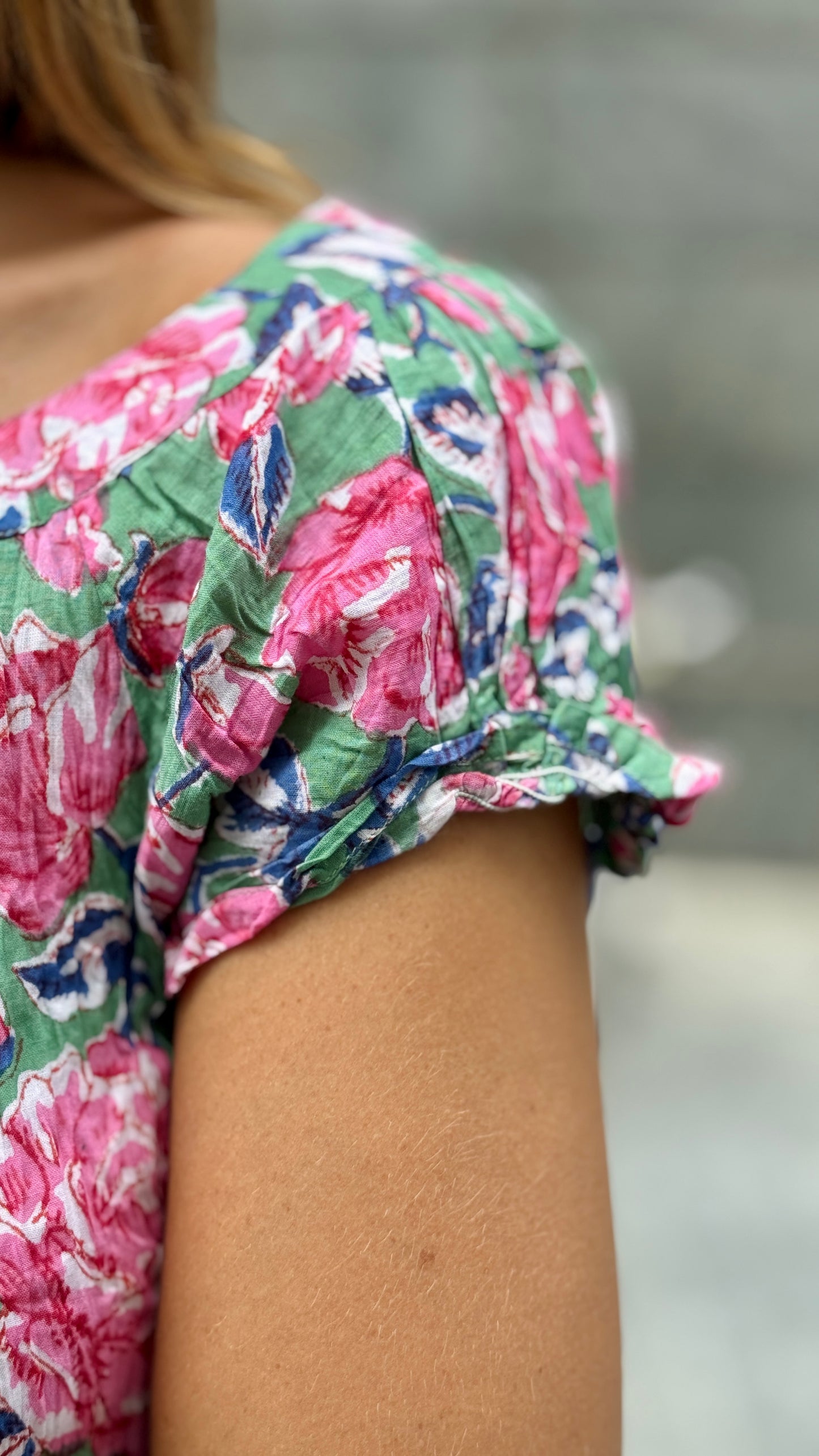 Camicia in Cotone Indiano Block Print – Verde con Fiori Blu e Rosa, Maniche Corte