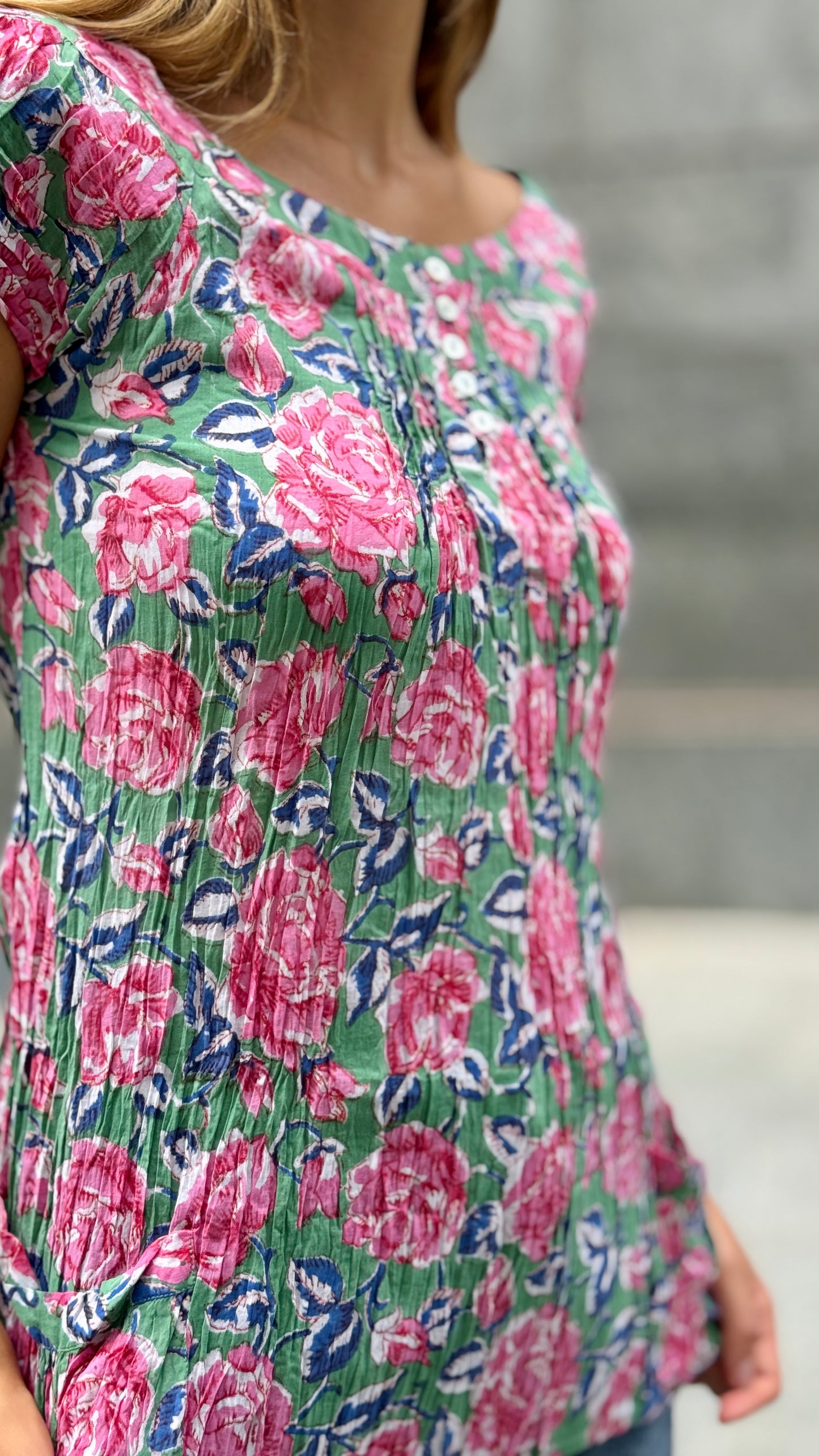 Camicia in Cotone Indiano Block Print – Verde con Fiori Blu e Rosa, Maniche Corte