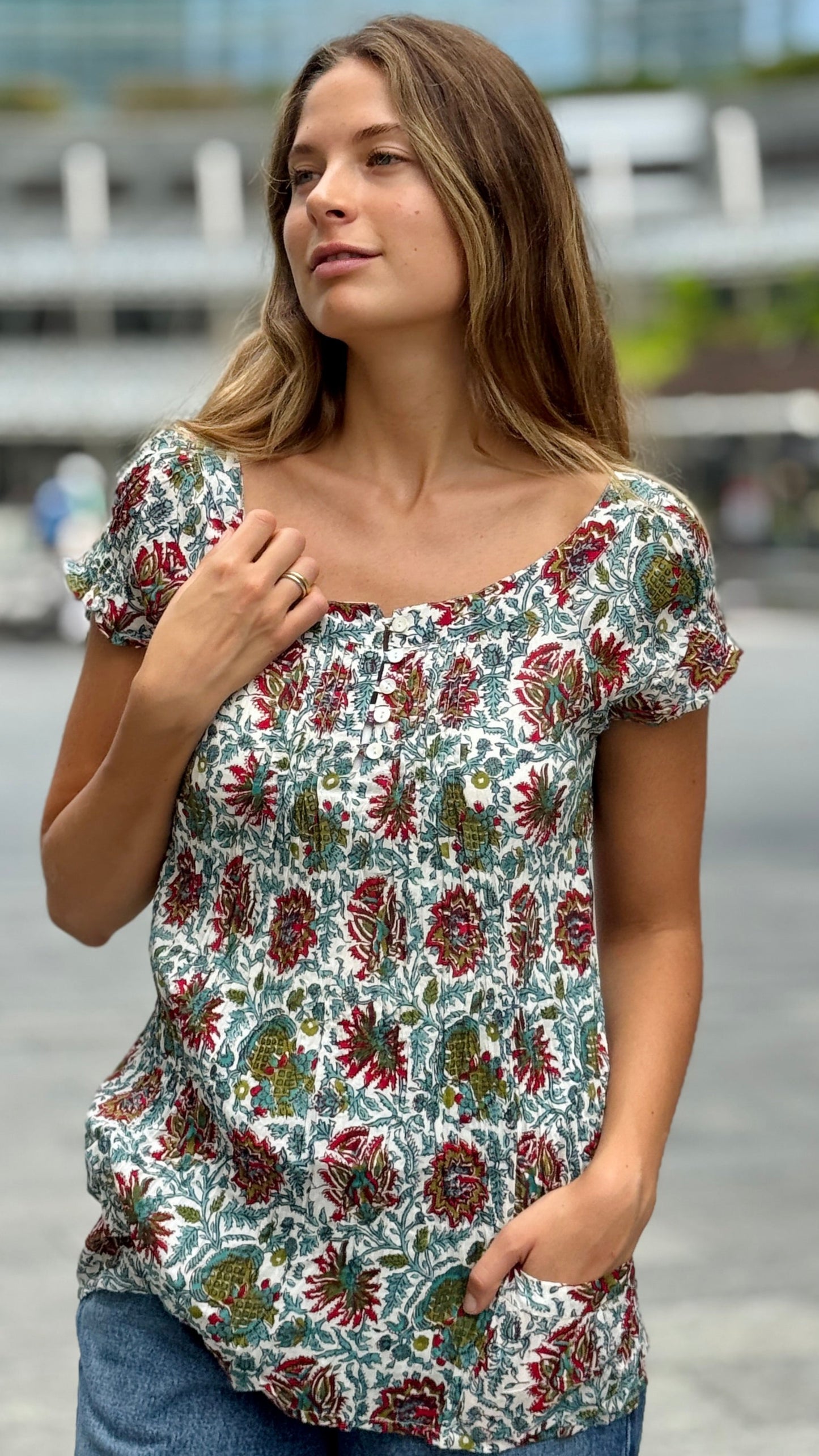 Camicia in Cotone Indiano Block Print – Bianca con Fiori Rosso Rubino e Foglie Smeraldo, Maniche Corte