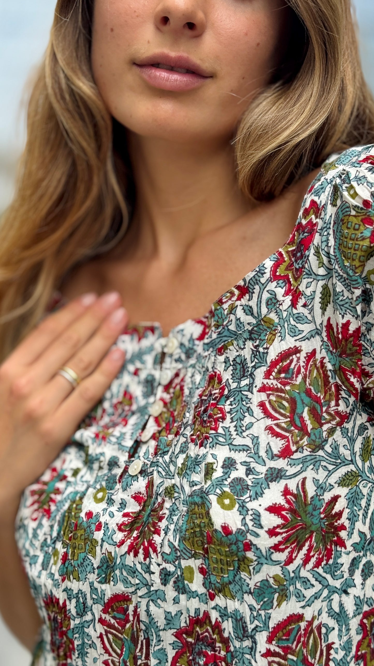 Camicia in Cotone Indiano Block Print – Bianca con Fiori Rosso Rubino e Foglie Smeraldo, Maniche Corte