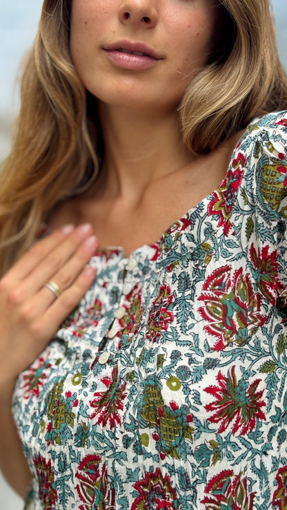 Camicia in Cotone Indiano Block Print – Bianca con Fiori Rosso Rubino e Foglie Smeraldo, Maniche Corte