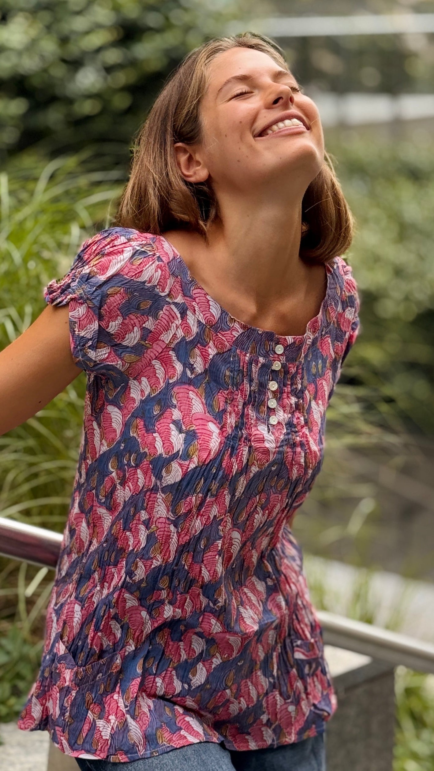 Camicia in Cotone Indiano Block Print – Bianca con Fiori Rosa e Foglie Blu, Maniche Corte