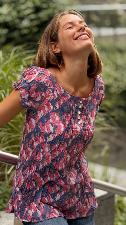 Camicia in Cotone Indiano Block Print – Bianca con Fiori Rosa e Foglie Blu, Maniche Corte