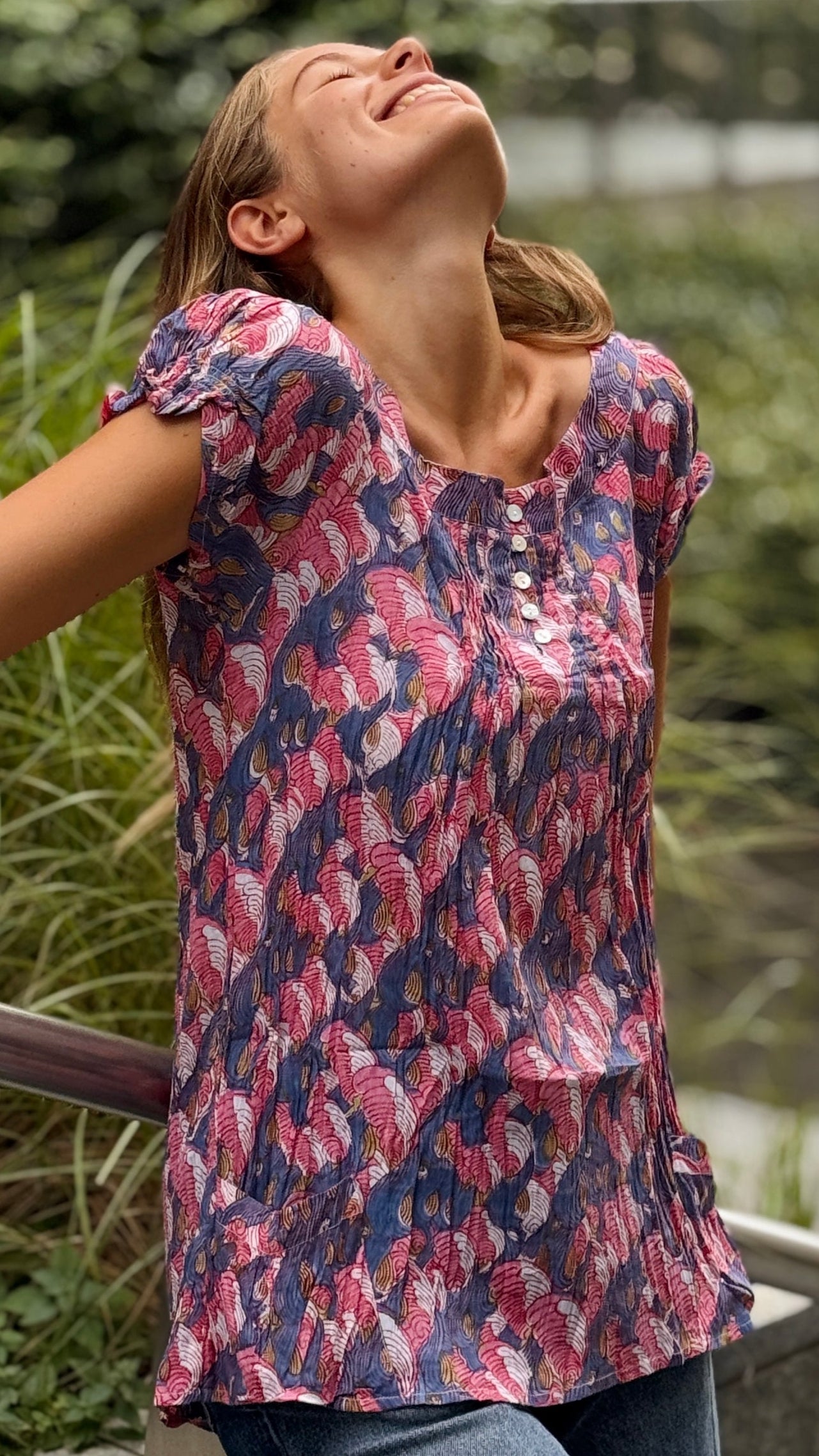 Camicia in Cotone Indiano Block Print – Bianca con Fiori Rosa e Foglie Blu, Maniche Corte