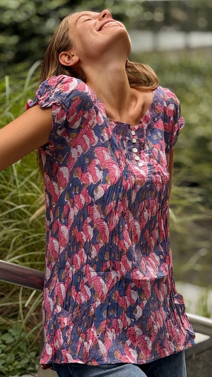 Camicia in Cotone Indiano Block Print – Bianca con Fiori Rosa e Foglie Blu, Maniche Corte