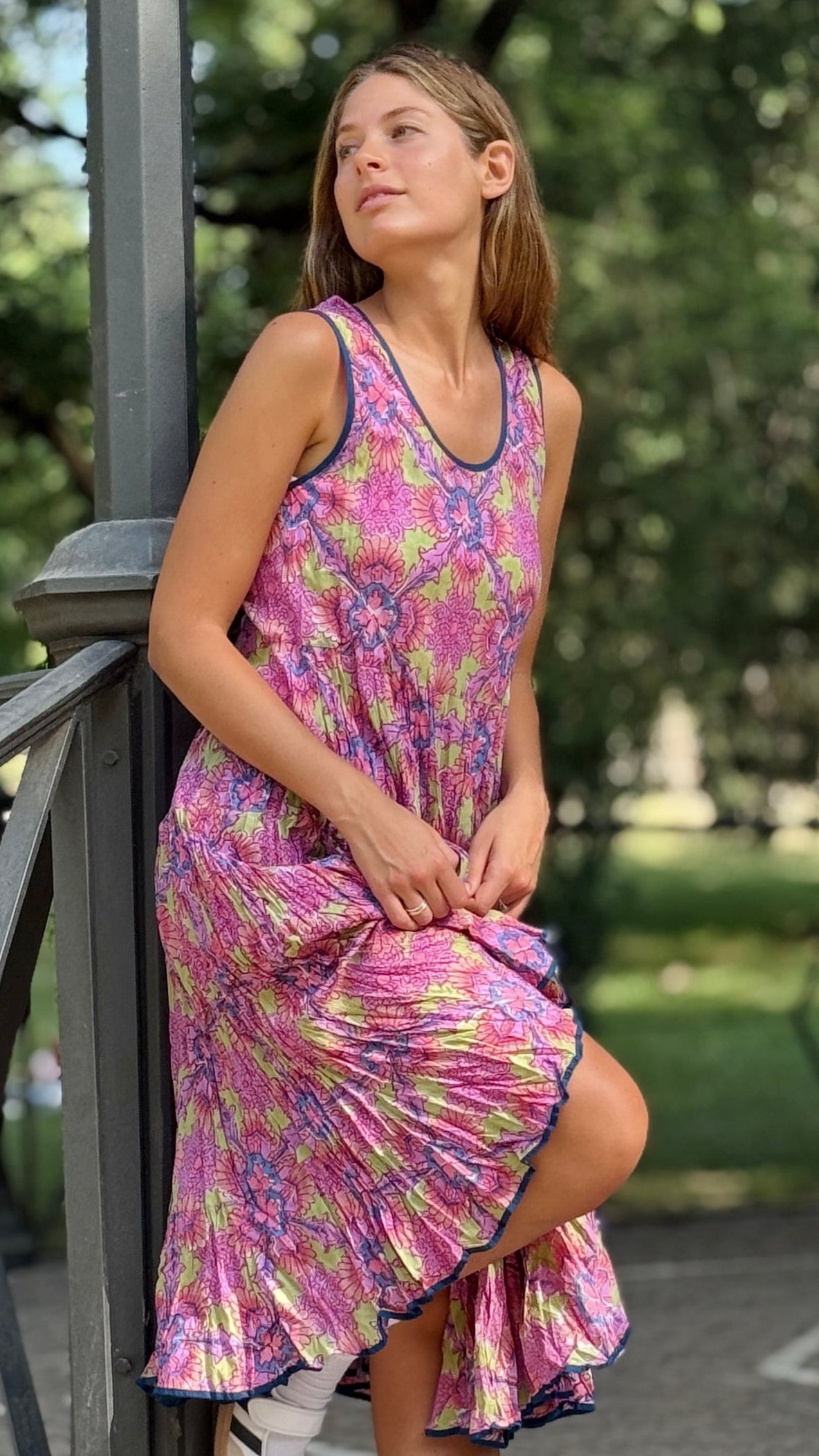 Abito Lungo in Cotone Indiano Block Print – Verde con Fiori Rosa e Foglie Blu, Smanicato, Taglia Unica