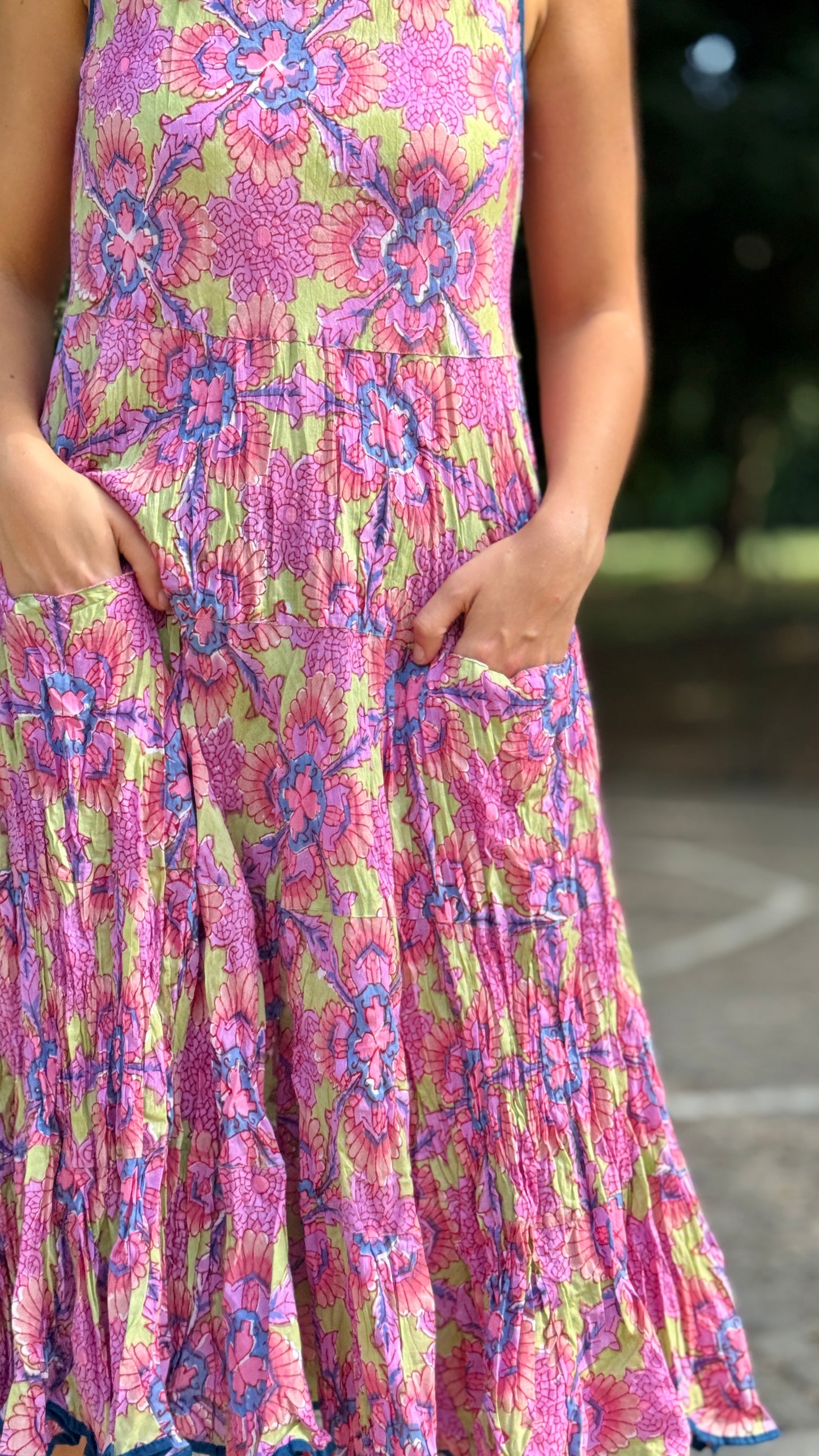 Abito Lungo in Cotone Indiano Block Print – Verde con Fiori Rosa e Foglie Blu, Smanicato, Taglia Unica