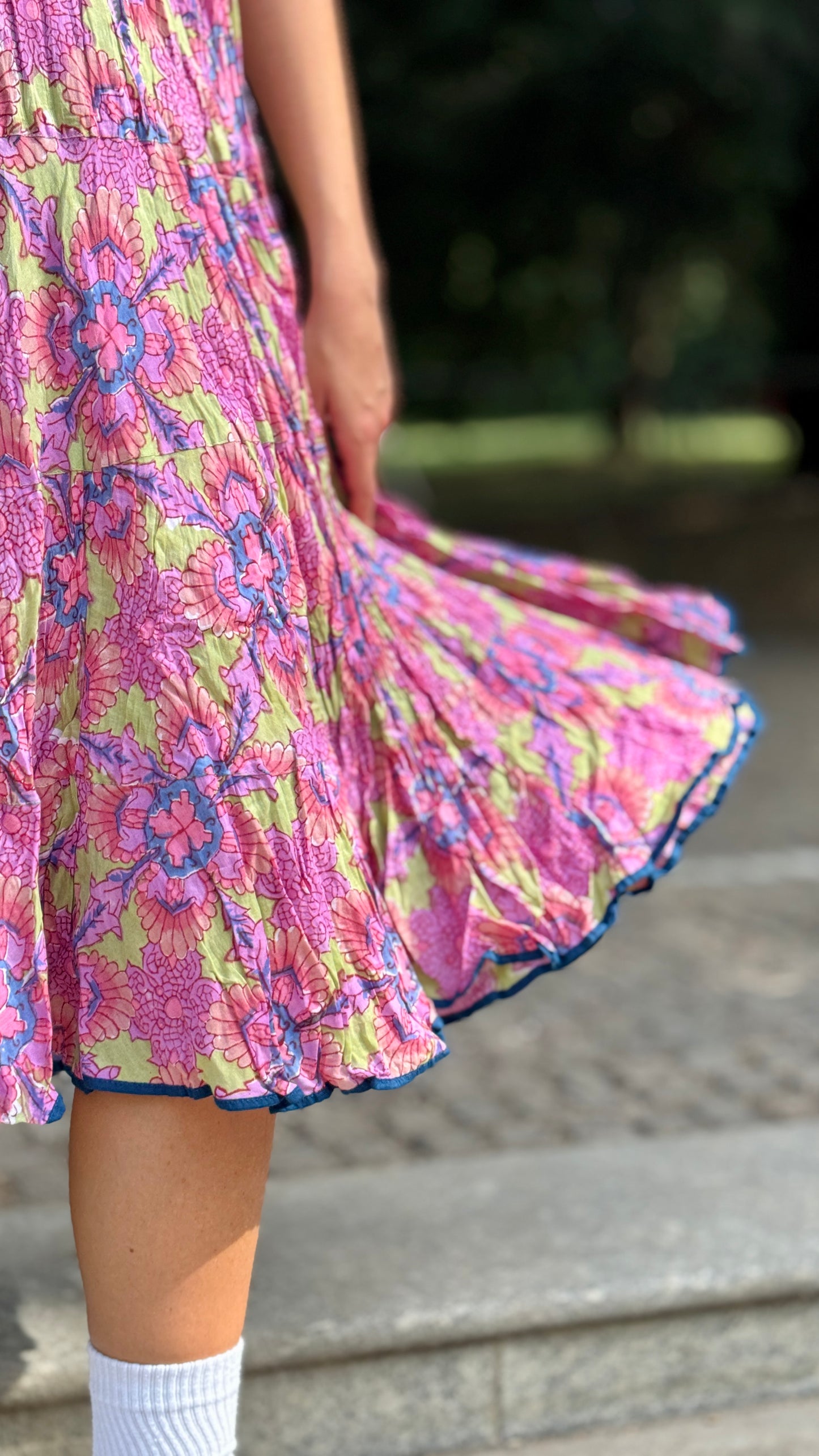 Abito Lungo in Cotone Indiano Block Print – Verde con Fiori Rosa e Foglie Blu, Smanicato, Taglia Unica