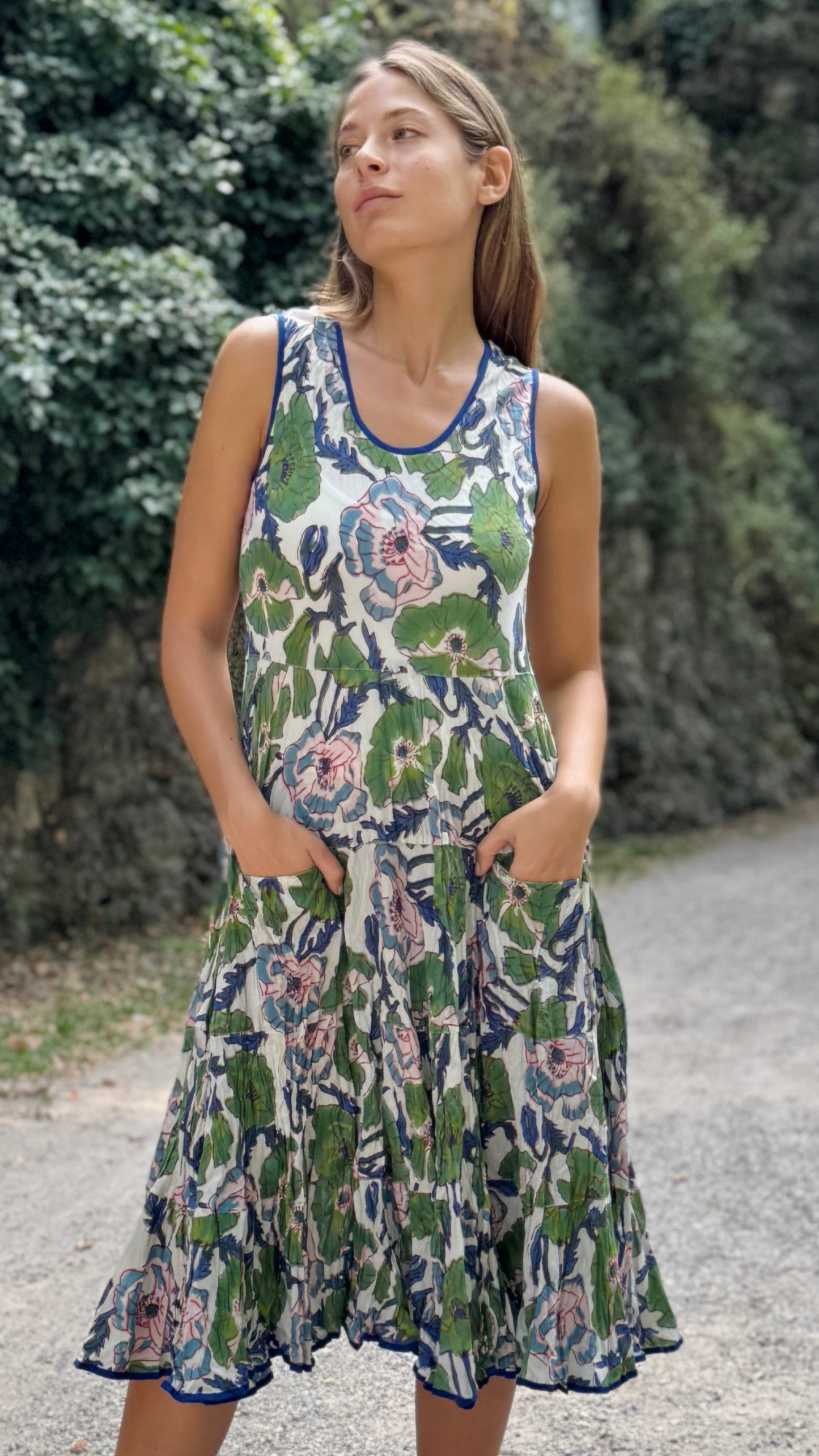 Abito Lungo in Cotone Indiano Block Print – Bianco con Fiori Blu e Foglie Verdi, Smanicato, Taglia Unica