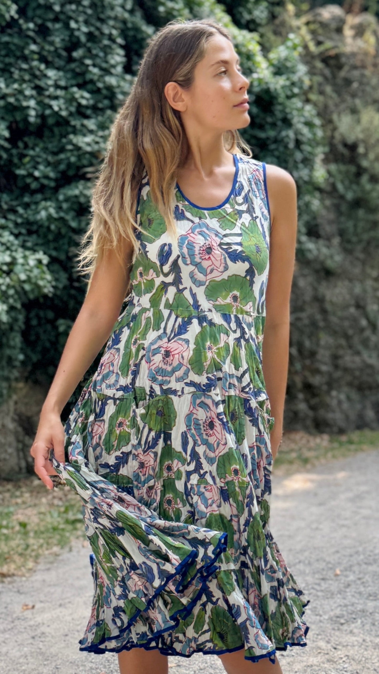 Abito Lungo in Cotone Indiano Block Print – Bianco con Fiori Blu e Foglie Verdi, Smanicato, Taglia Unica