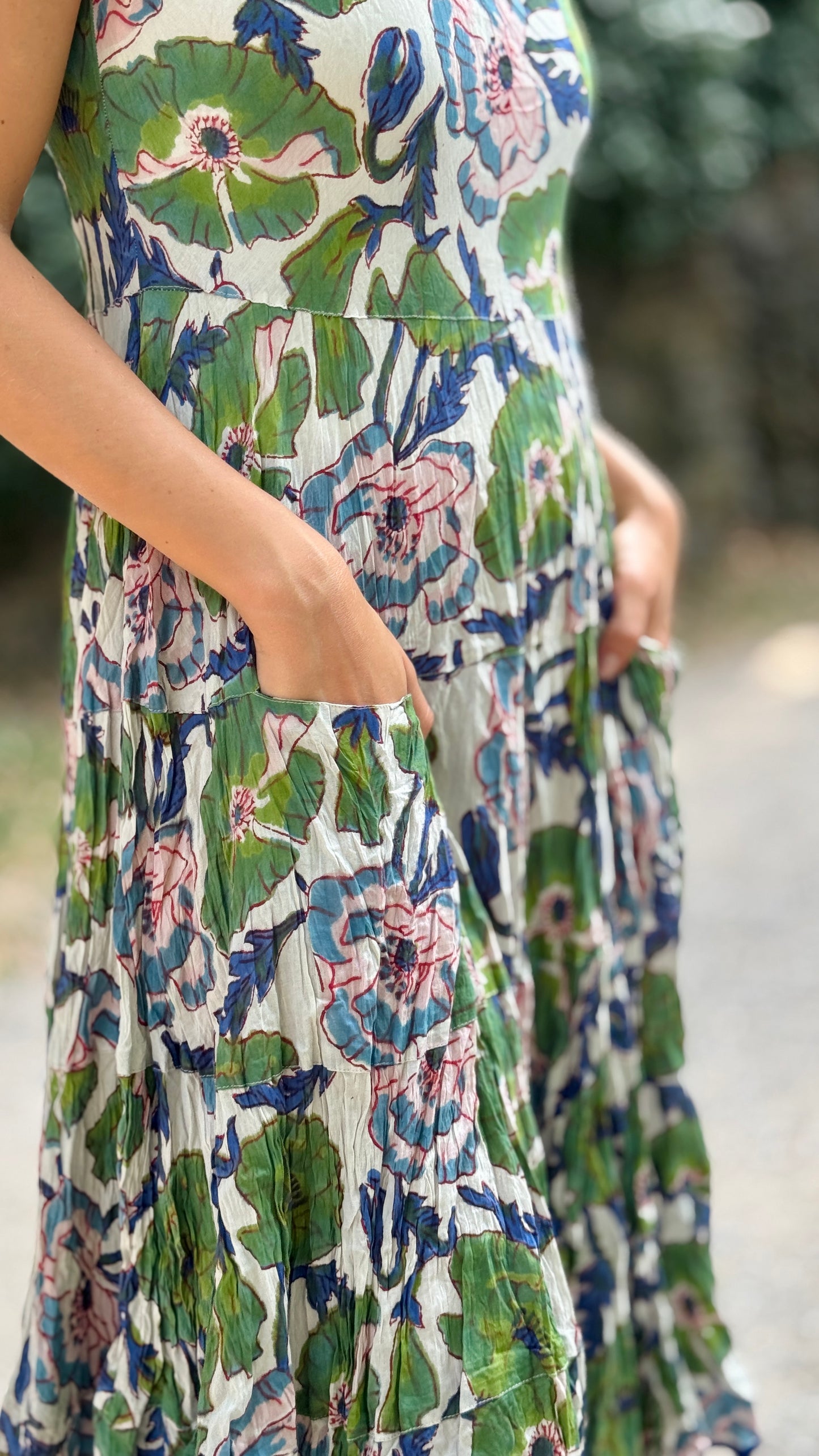 Abito Lungo in Cotone Indiano Block Print – Bianco con Fiori Blu e Foglie Verdi, Smanicato, Taglia Unica