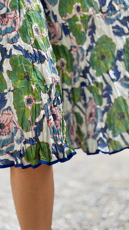 Abito Lungo in Cotone Indiano Block Print – Bianco con Fiori Blu e Foglie Verdi, Smanicato, Taglia Unica