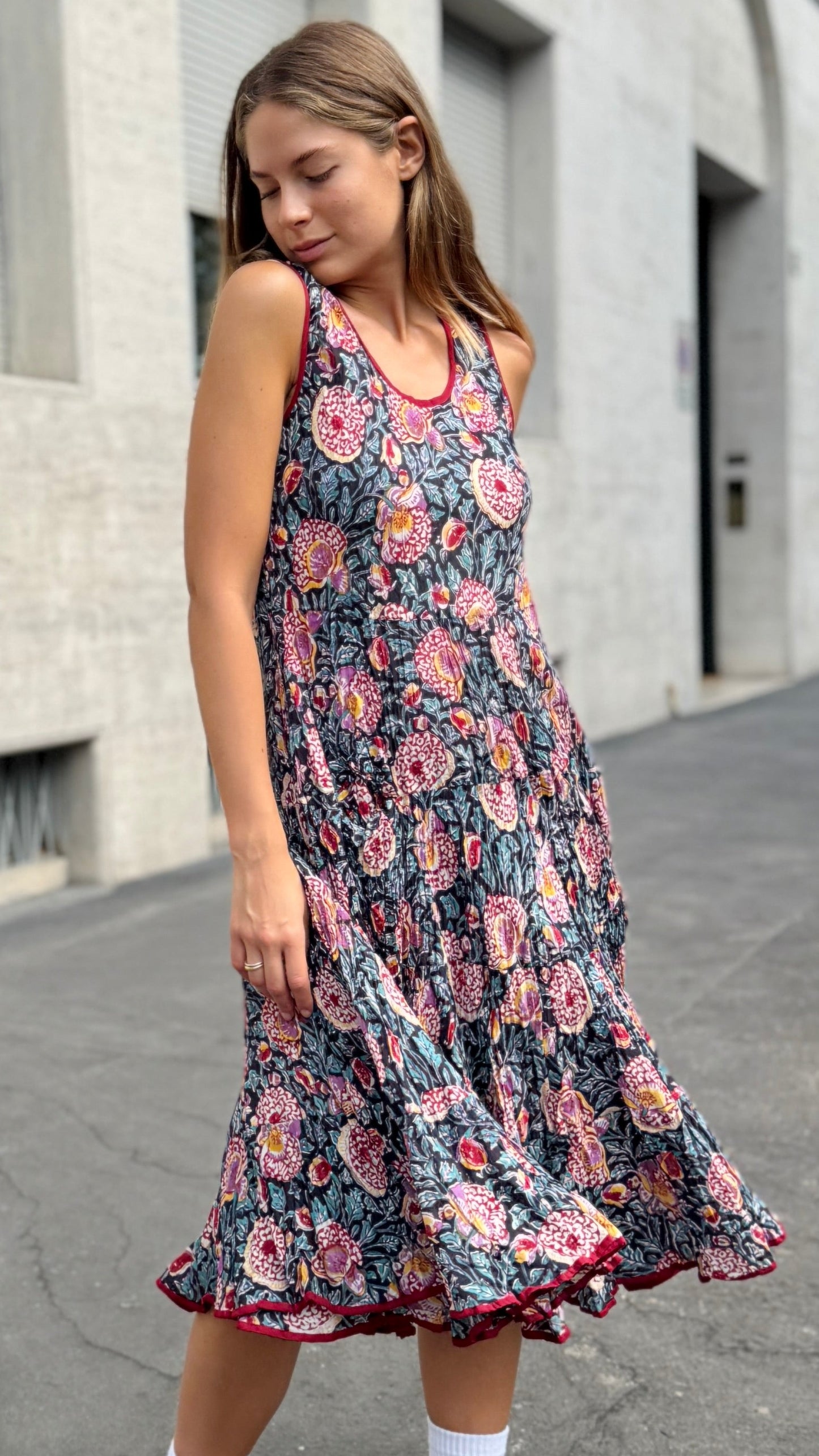 Abito Lungo in Cotone Indiano Block Print – Nero con Fiori Rossi e Gialli, Smanicato, Taglia Unica