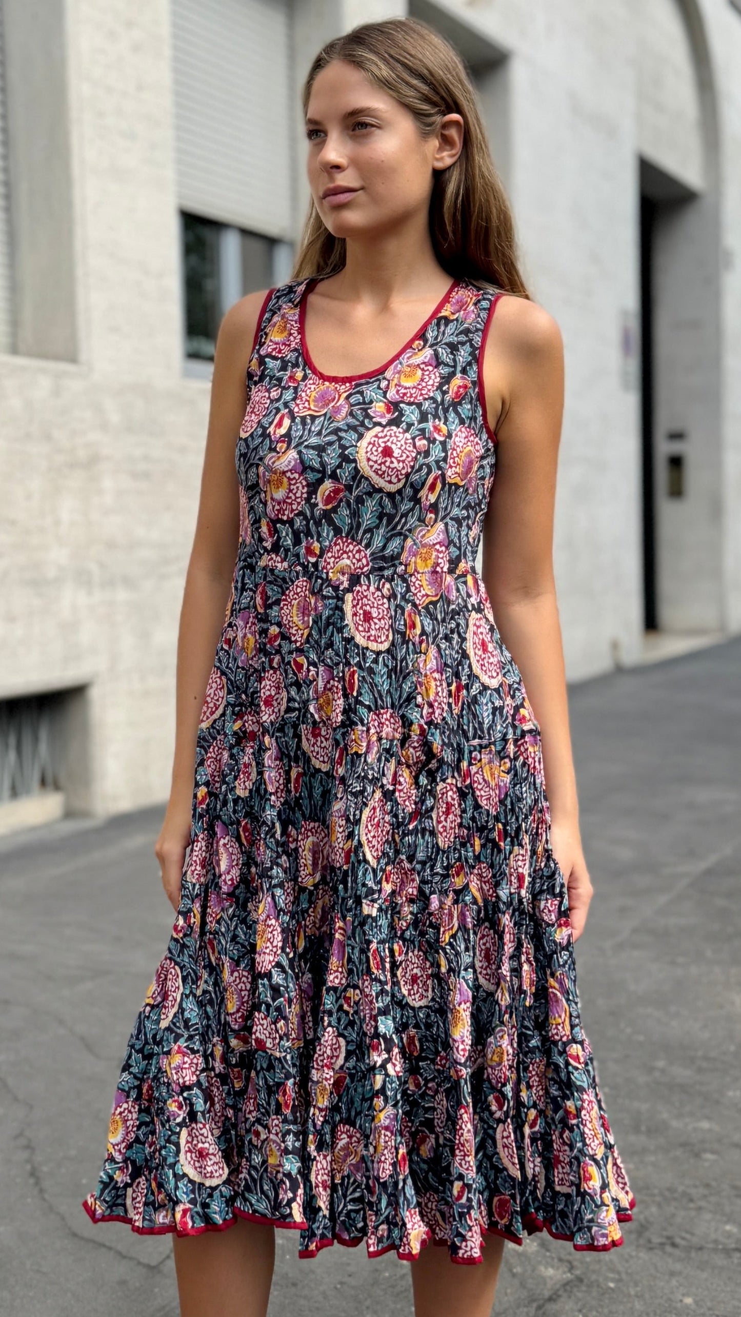 Abito Lungo in Cotone Indiano Block Print – Nero con Fiori Rossi e Gialli, Smanicato, Taglia Unica