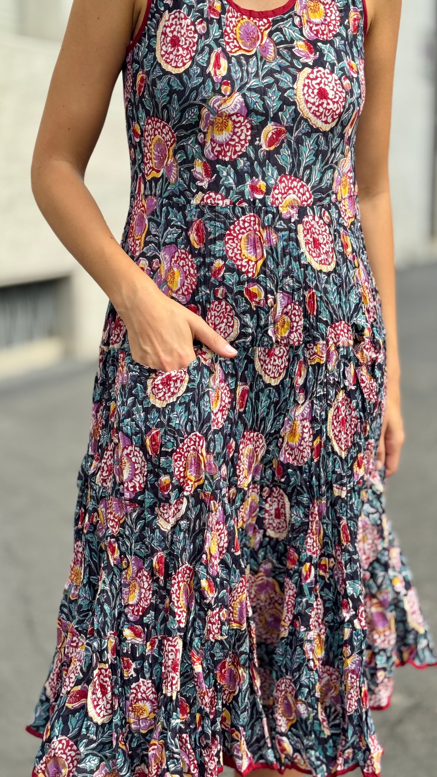 Abito Lungo in Cotone Indiano Block Print – Nero con Fiori Rossi e Gialli, Smanicato, Taglia Unica
