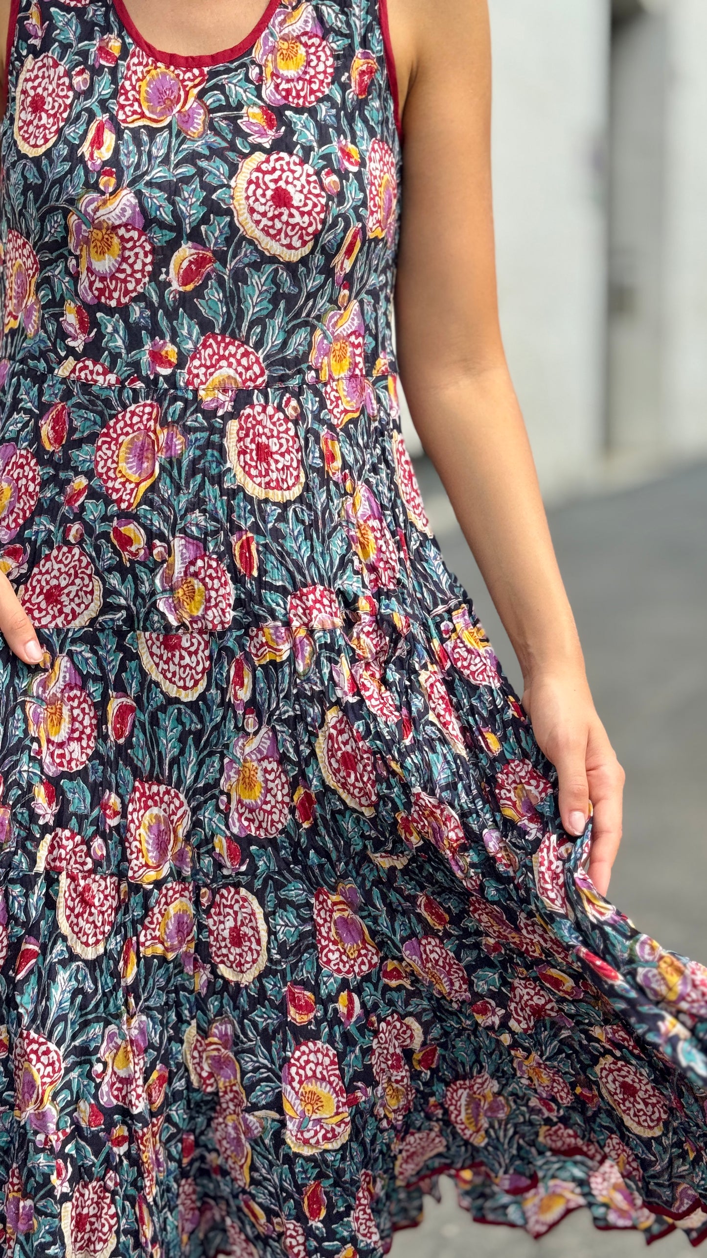 Abito Lungo in Cotone Indiano Block Print – Nero con Fiori Rossi e Gialli, Smanicato, Taglia Unica