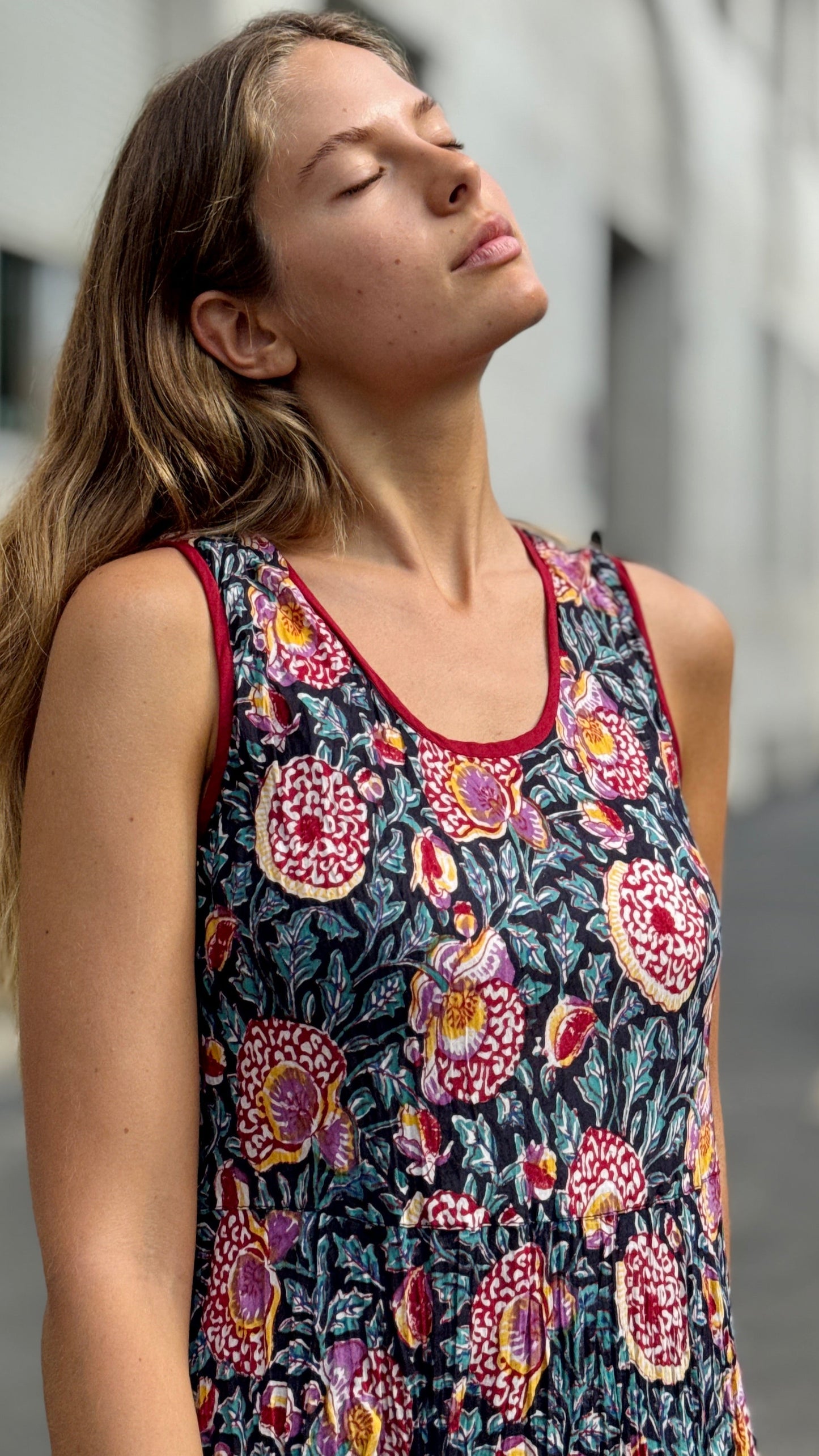 Abito Lungo in Cotone Indiano Block Print – Nero con Fiori Rossi e Gialli, Smanicato, Taglia Unica