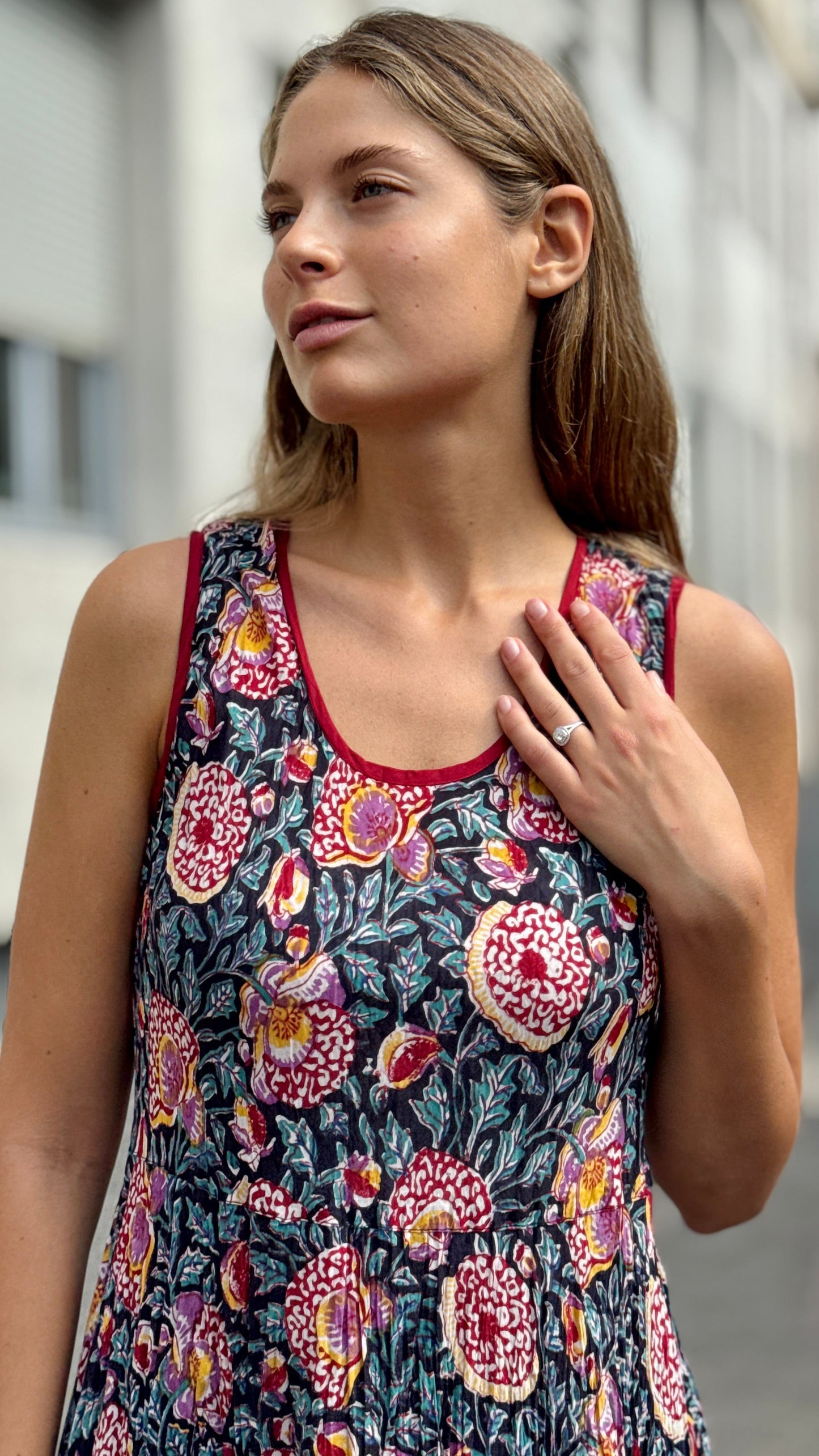 Abito Lungo in Cotone Indiano Block Print – Nero con Fiori Rossi e Gialli, Smanicato, Taglia Unica