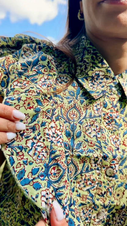 Camicia donna smanicata in cotone indiano con volant e stampa floreale verde block print, dettaglio coulisse in vita.