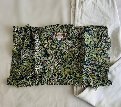 Camicia donna smanicata in cotone indiano con volant e stampa floreale verde block print, dettaglio coulisse in vita.