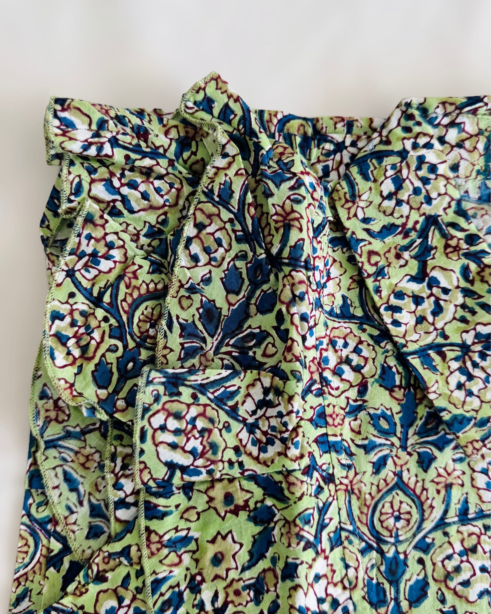 Camicia donna smanicata in cotone indiano con volant e stampa floreale verde block print, dettaglio coulisse in vita.