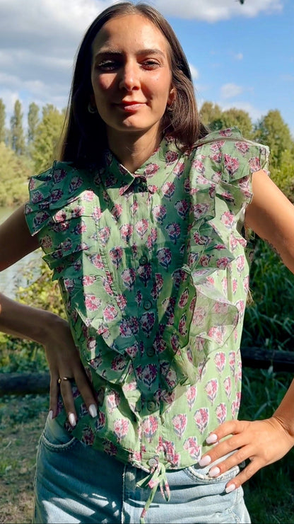 Camicia smanicata da donna in cotone indiano verde con stampa floreale block print, volant frontali e coulisse in vita.