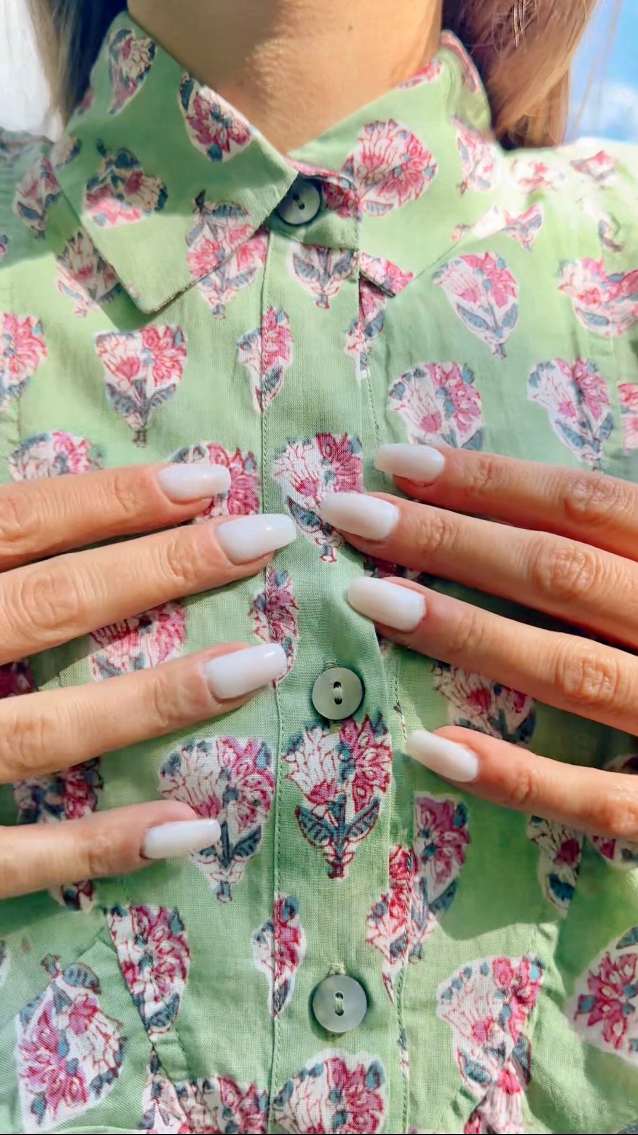 Camicia smanicata da donna in cotone indiano verde con stampa floreale block print, volant frontali e coulisse in vita.