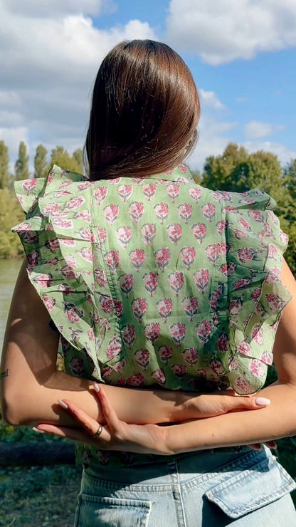 Camicia smanicata da donna in cotone indiano verde con stampa floreale block print, volant frontali e coulisse in vita.