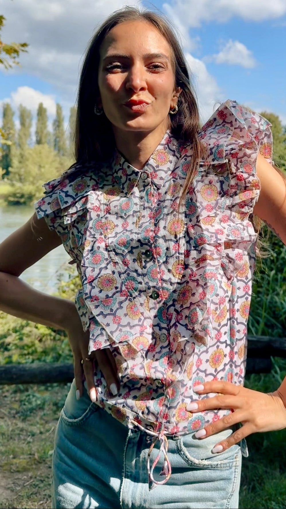 Camicia smanicata da donna bianca in cotone indiano con volant frontali, stampa geometrica block print multicolore e coulisse.