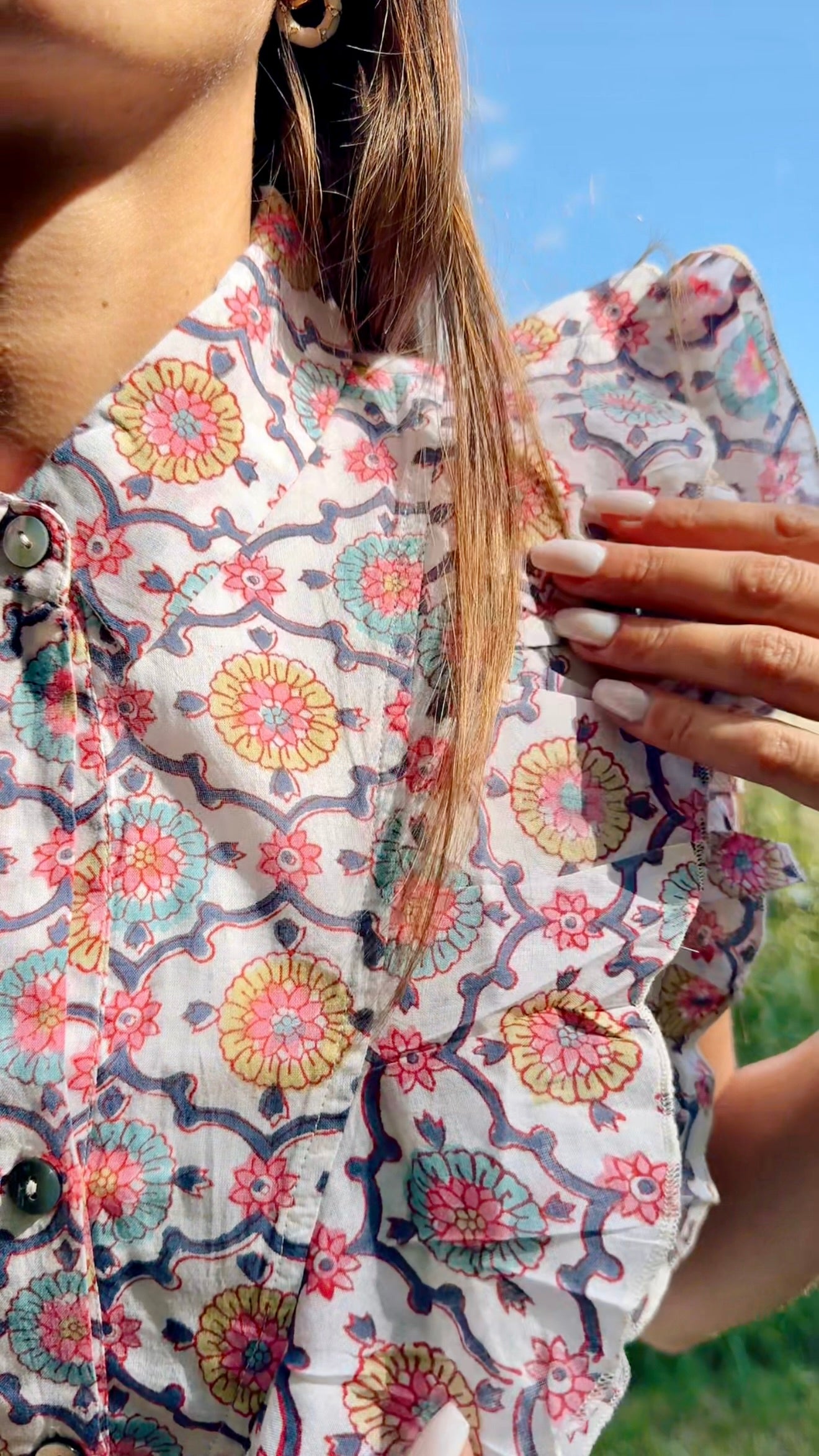 Camicia smanicata da donna bianca in cotone indiano con volant frontali, stampa geometrica block print multicolore e coulisse.