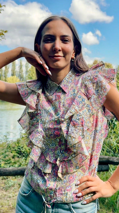 Camicia smanicata da donna in cotone beige con volant, stampa floreale block print rosa e laccetto regolabile in vita.