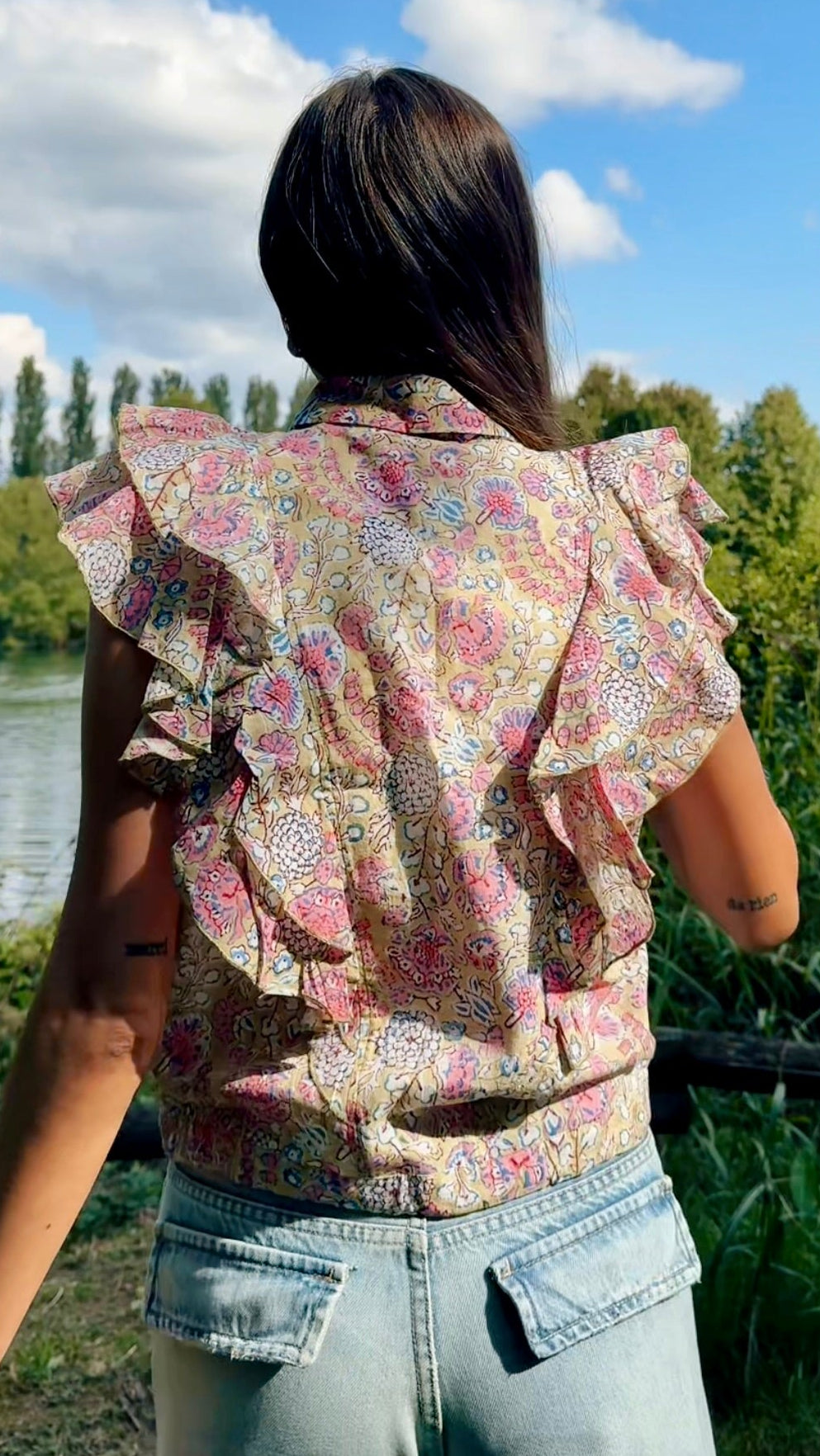 Camicia smanicata da donna in cotone beige con volant, stampa floreale block print rosa e laccetto regolabile in vita.