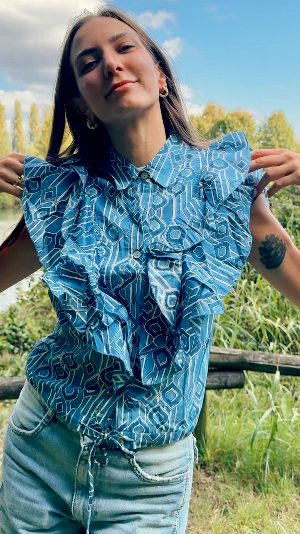 Camicia smanicata da donna in cotone bianco e blu indaco con stampa geometrica block print, volant decorativi e coulisse.